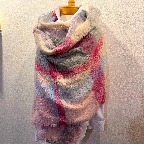 NWT Greenpoint large wrap with vintage pin - Picture 2 of 6